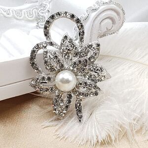 Brand New Pearl Rhinestone Silver Brooch Pin